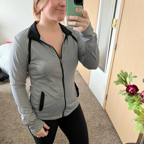 Women’s Asics Lightweight Zip Up Black White Chevron Running Jacket Size Large - Picture 2 of 7